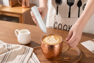 Mousseur à lait dans une tasse a café